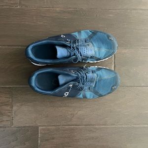 Mens 7 blue sneakers